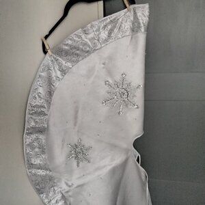 New Silver Beaded/Sequined Snowflake Tree Skirt